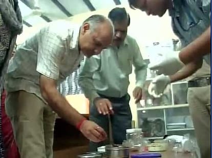 12 students ill to eating mid-day meals in delhi
