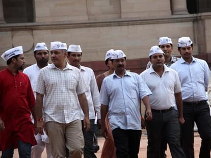 Kejriwal makes unity parade today of AAP MLAs