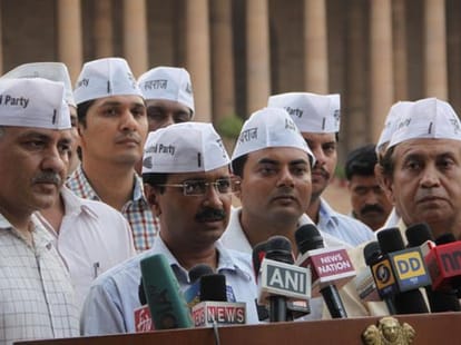 aam aadmi party attacks on congress and bjp
