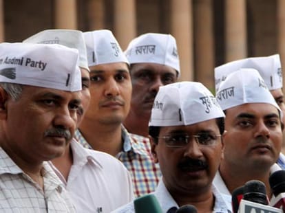 Kejriwal makes unity parade today of AAP MLAs