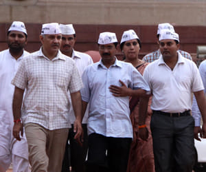Kejriwal makes unity parade today of AAP MLAs