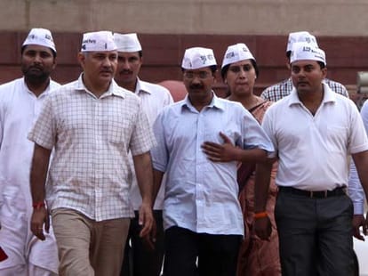 Kejriwal makes unity parade today of AAP MLAs