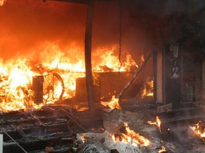 Fire in Garment Cloth shop, Loss of 2 Crore