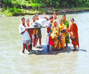 people had to carry patient on bed at mandi