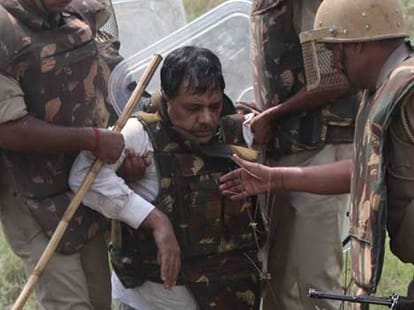 dispute between up govt and opposition at kanth violence