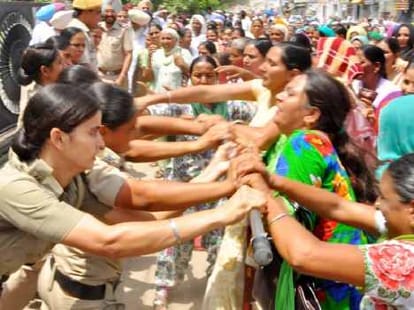 Fighting in Police and Anganwadi Workers in Punjab