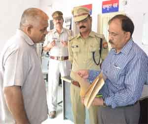 Two police officers arrived at the Polls open in front of DM