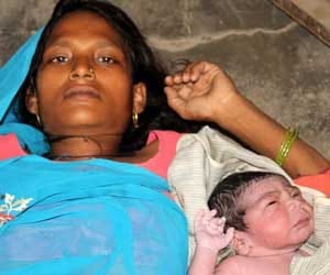 mother gave birth to child on railway track