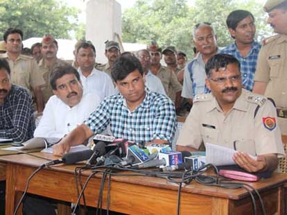 ssp moradabad beaten deputy collector