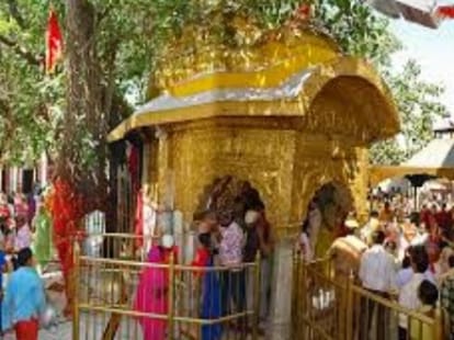 Cintpuarni temple chain senaching from the woman 