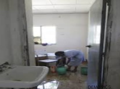 Embarrassing! delivery In the toilet hospital , neonatal died