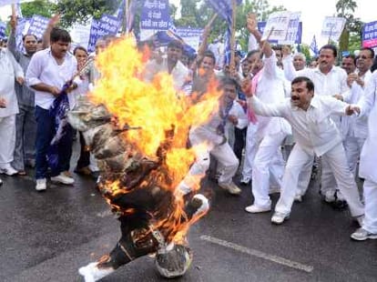protest of bsp agianst up and central govt at vidhan sabha
