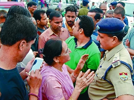 police and tourist fight
