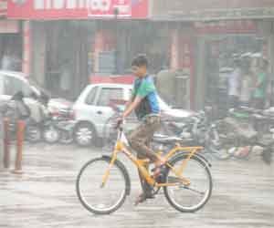 Drizzle with cold winds and pleasant weather,