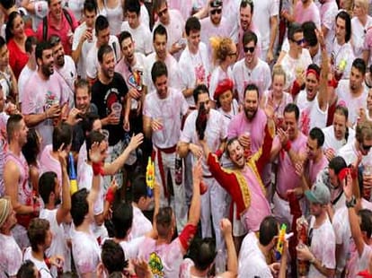 The firing of liquor mafia naked, people fear
