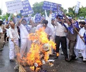 protest of bsp agianst up and central govt at vidhan sabha
