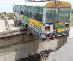 bridge damaged at sultanpur-lucknow highway
