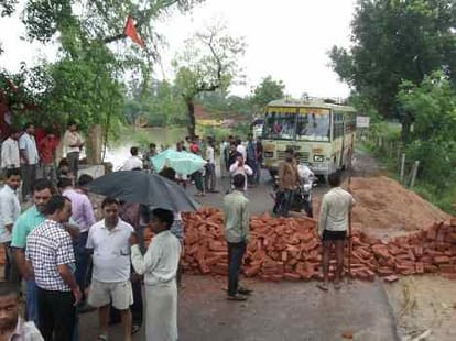 bridge damaged at sultanpur-lucknow highway