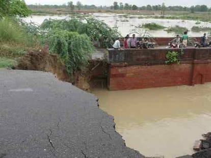 bridge damaged at sultanpur-lucknow highway