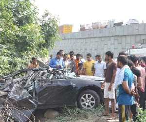 car fell from Flyover, daughter and wife of businessman death