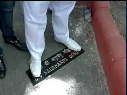 congress leader arrested on protest at rail minister residance