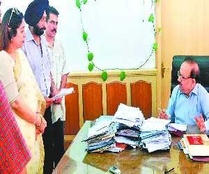 Kiran kher and Medical Students Meeting With Health Minister