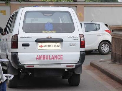 boy dies in front of hospital
