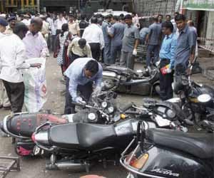 three injured in blast in pune police station parking lot