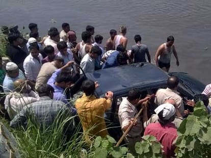 Car fell 300 feet in ghaziabad, three killed.