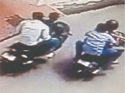 four unidentified robbers robbed 25 lakh rupees in jammu 