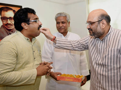 amit shah discusses maharashtra assembly polls with the rss