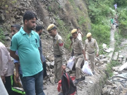 truck fall in to canal, 3 dead, 33 injured