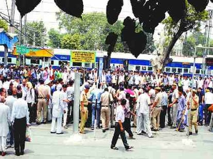 after farmer death SHO beaten by public mob