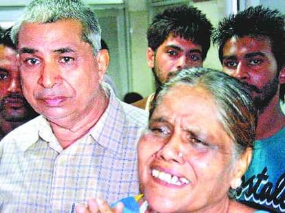 Suicide Attempt by Young Man outside Governor Shivraj Patil House