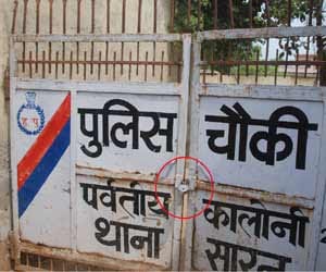 Parvatiya colony police chowki being locked by people