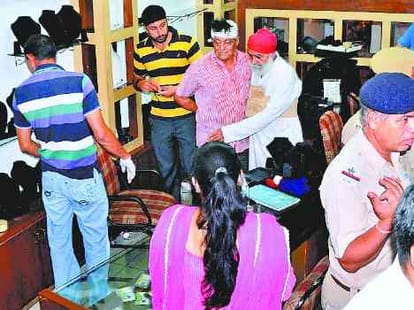 robbery in Jewellery Showroom: robber fled from flyover