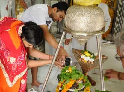 why devotee offer milk to god shiva
