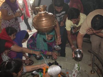 why devotee offer milk to god shiva