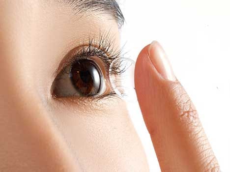 girl becomes blind wearing infected contact lens