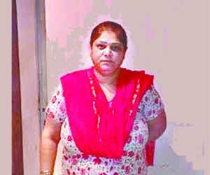 woman grips Two crooks by chasing them in delhi