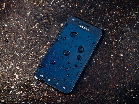 Water droplets soon to charge your smartphone