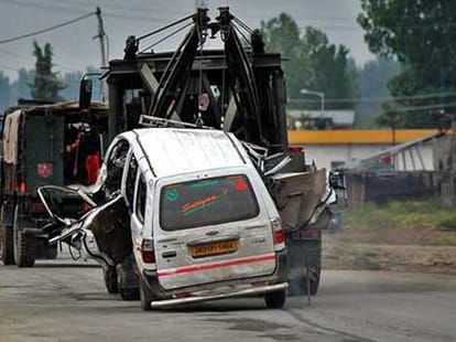 8 killed as army crane hits cab