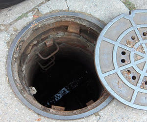 child died into main hole, father claims 20 lakhs