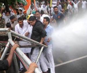 congress protest under ashok tanwar against land aquisition bill