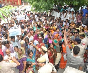 people proest against demolition