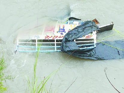 canker filled with pilgrims fell into canal, three killed