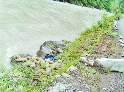 Beas jeep crashed, killing two person