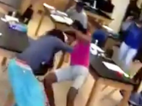 girl College students clashed, kick-punches away