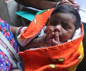 Removed from the labor room nurses, gave birth to a girl out