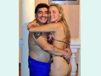 diego Maradona slaps journalist for winking at ex wife 